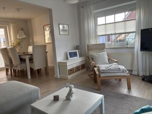 a living room with a table and a dining room at Ferienhaus Husum Nordsee in Husum
