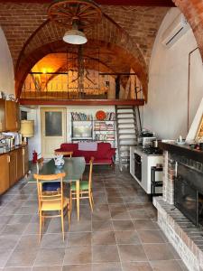 eine Küche und ein Wohnzimmer mit einem Tisch und einem Sofa in der Unterkunft Tasso9 in Boccheggiano