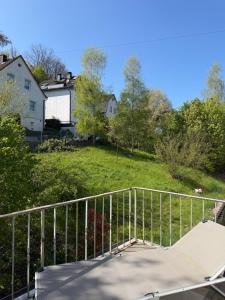 a skateboard sitting on top of a ramp at City-Apartment Leimbach in Siegen