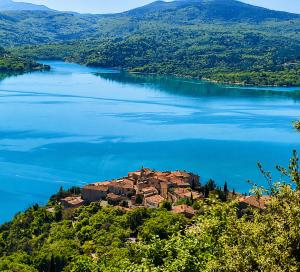 an island in the middle of a lake at Le Paradis' c'est ici in Gréoux-les-Bains