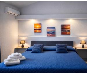 a bedroom with a blue bed with blue pillows at Neverland Deluxe in Santa Maria +31 photos