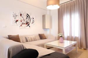 a living room with a couch and a table at Paseo Imperial in Arcos de la Frontera
