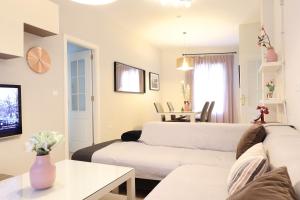 a living room with two white couches and a table at Paseo Imperial in Arcos de la Frontera