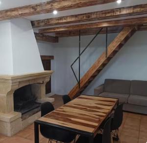 a living room with a table and a couch at Le cabanon in Valensole