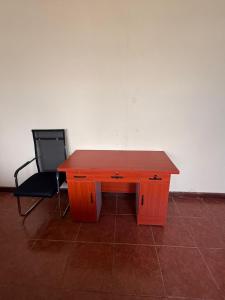 a wooden desk and a chair in a room at casa zona 10 in Lo de Contreras