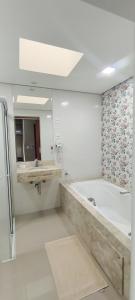 Kupatilo u objektu Hotel Kalimera +17 fotografija