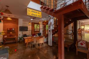 a restaurant with a table and chairs and a dining room at Serra do Juá Pousada de Campo in Pirenópolis