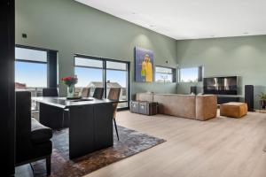 a living room with a desk and a couch at Moderne hus midt i Lofoten in Ballstad