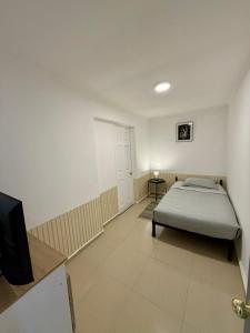 a room with a bed and a tv in it at Casa Hostal , Mejillones in Mejillones