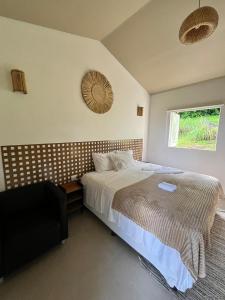 a bedroom with a bed and a window at Casa do Ney in Fernando de Noronha