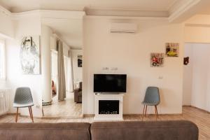 a living room with a couch and two chairs at St Peter Lodge in Rome