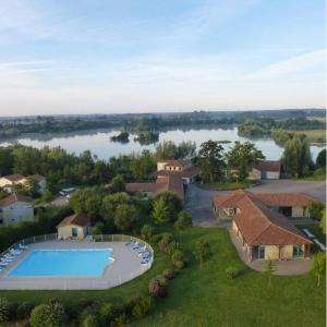 an aerial view of a house with a swimming pool at Pescalis Résidence Les Maisons du Lac in Moncoutant