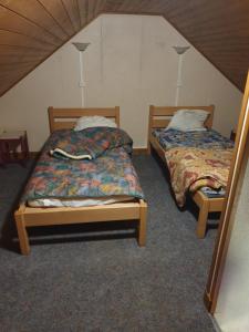two beds sitting next to each other in a room at Le break vert in Lacapelle-Viescamp
