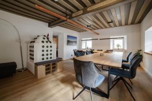 a dining room with a table and chairs at Das Detox Almhaus in Pusterwald