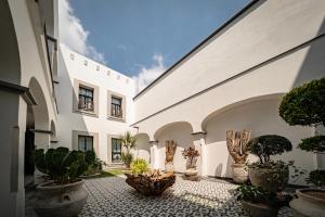 a courtyard with potted plants in a building at Hotel Emperador Orizaba in Orizaba
