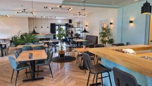 a restaurant with tables and chairs and a bar at Pallegarste 114 in Mariënberg
