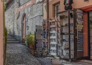 a street with a shop with books on a wall at Appartamento The Rich Man in Bellagio