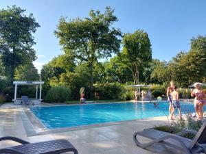 a group of people playing in a swimming pool at Pallegarste 114 in Mariënberg