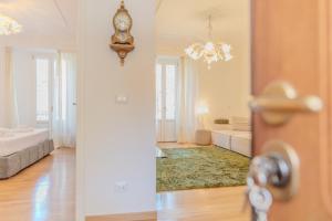 a room with a door and a living room at Appartamento The Rich Man in Bellagio
