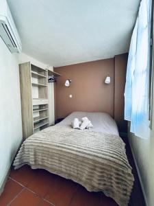 a small bedroom with a bed with towels on it at I Love Perpignan Duplex Terrasse in Perpignan