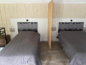 two beds in a room at Mi pequeño refugio in Constantina