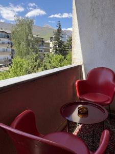 two chairs and a table on a balcony with a view at Al Centro in Peje