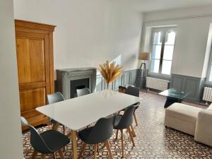 a living room with a white table and chairs at Maison de ville in Évron