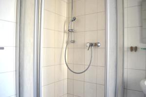 a shower with a shower head in a bathroom at Grosses Zimmer im Zentrum Elise , ruhig & gemuetlich in Chemnitz