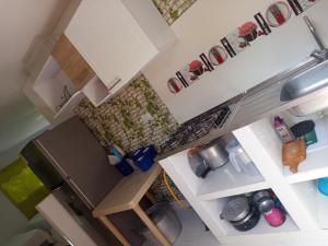 an overhead view of a small kitchen with a refrigerator at Apartaestudio la Ísla in Estación El Salto
