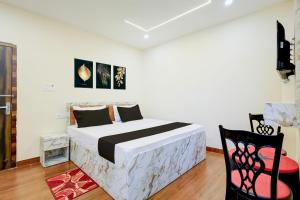 a bedroom with a bed and two chairs at Hotel O Swarg Paradise Inn in Rānchī