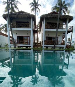 a resort with palm trees and a swimming pool at Casa de Coco Icarai in Icaraí