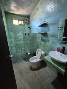 ein Badezimmer mit Toilette und Waschbecken in der Unterkunft Casa Haema in El Cuyo