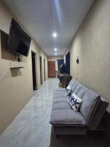 ein Wohnzimmer mit Sofa und Flachbildfernseher in der Unterkunft Casa Haema in El Cuyo