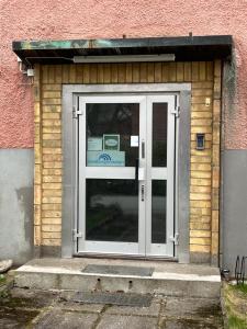 a door to a building with a sign on it at Trevlig lägenhet centralt i Kumla in Kumla