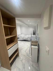 a bedroom with a bed and a marble floor at Maison Inviduelle in Aulnay-sous-Bois