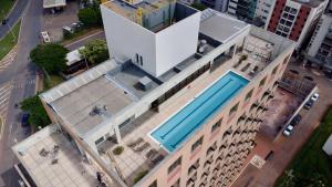 an overhead view of a building with a swimming pool at Flat 315 - Comfort Hotel Taguatinga - Particular in Brasília