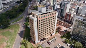 an overhead view of a tall building in a city at Flat 315 - Comfort Hotel Taguatinga - Particular in Brasília
