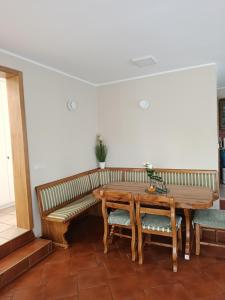 a table and benches in a room with a wooden table at Guest house Gloria in Šilo
