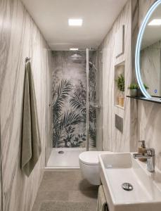 a bathroom with a shower and a toilet and a sink at Grosses Apartment im Krämerhaus in Annaberg , 4 Schlafzimmer, 2 Badezimmer, 8 Personen, Zentrum in Annaberg im Lammertal +27 photos