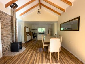 a dining room and kitchen with a table and chairs at Arriendo casa Caburgua Pucón in Caburgua