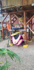 ein Stapel Surfbretter unter einer Holzkonstruktion in der Unterkunft Bongosurfcamp in Mompiche + 2 Fotos