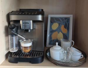 a coffee maker sitting on top of a counter with a coffeeurrection at Modernes Appartement - ruhig, zentrumsnah, abendsonnige Loggia in Bad Füssing