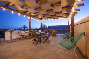 a patio with a table and chairs on a roof at Aquamarina in La Paz