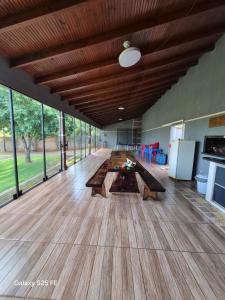 a large room with wooden floors and large windows at Bom sossego in Foz do Iguaçu
