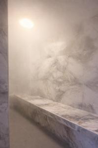 a room with a marble counter with a wall at Peruyork - Sauna & Jacuzzi in Chiclayo