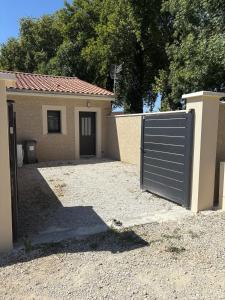 a gate in front of a house with a driveway at Maison perthois in Saint-Dizier