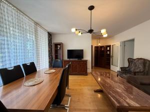 a dining room with a wooden table and a couch at Altmodische 3 Zimmer Wohnung in Monheim