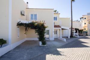 a building with a plant on the side of it at Sun & Salt Villa in Alvor