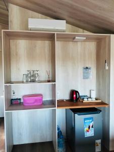 a kitchen with a counter and a shelf with dishes at Melincue Arenas in Melincué