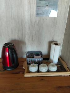 a table with a toaster and a toaster and a toaster at Melincue Arenas in Melincué